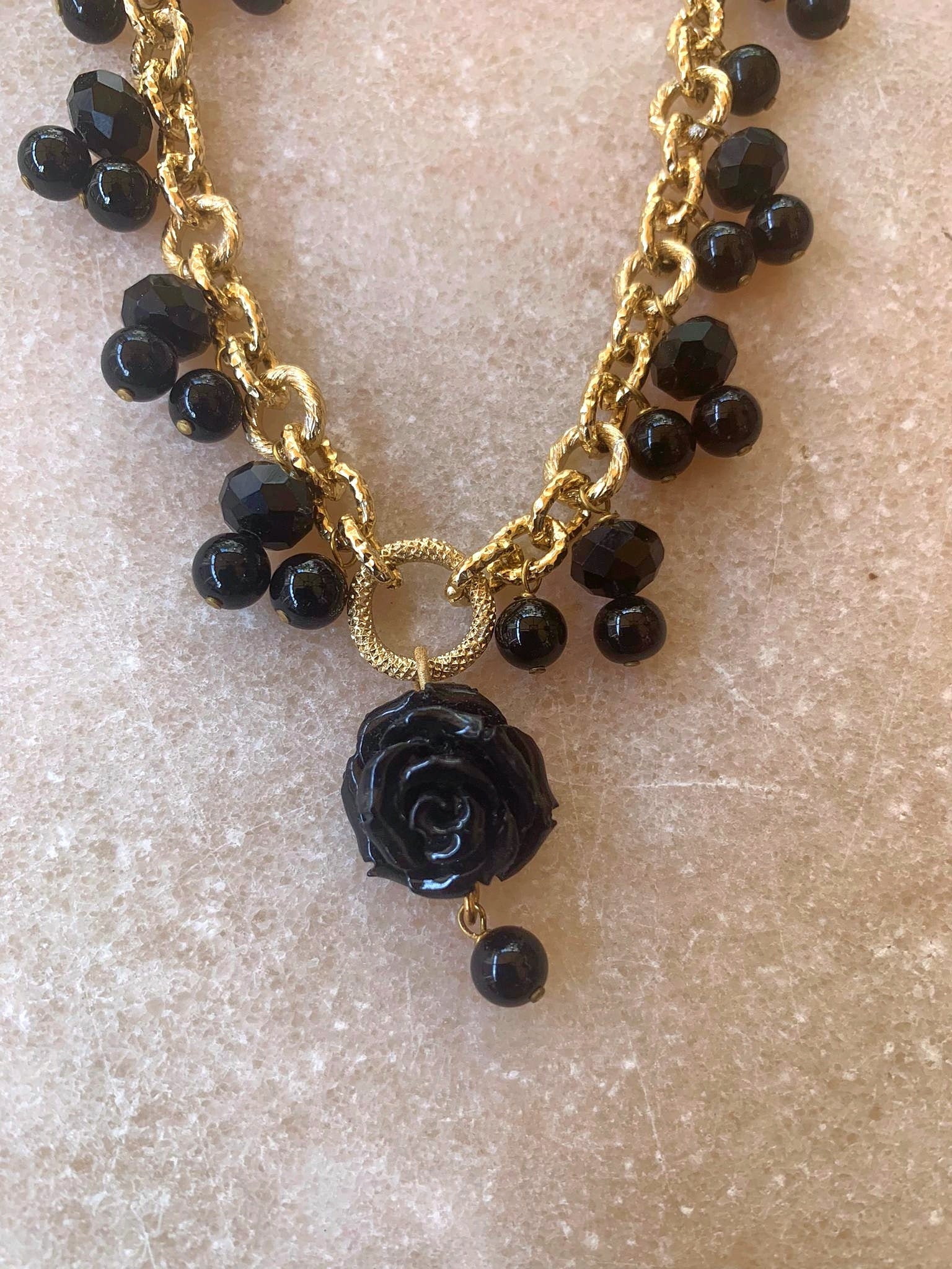 Collana artigianale fiore nero dett